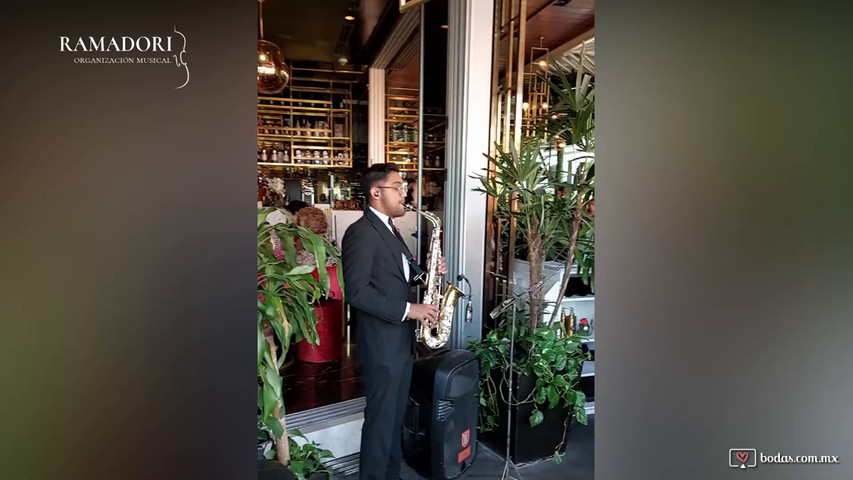 Saxofón con pistas 