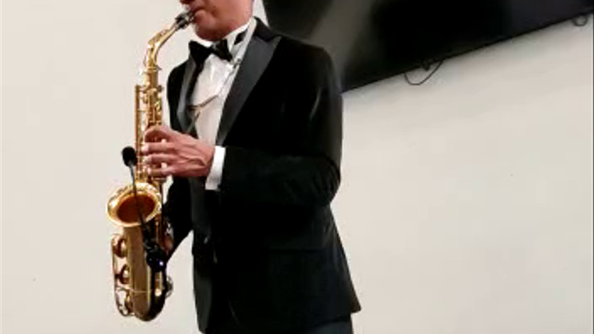 Saxofonista en vivo para banquetes (Pablo)