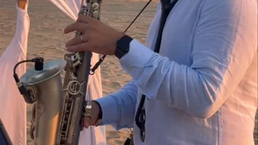 Saxofonista con pistas en ceremonia religiosa 