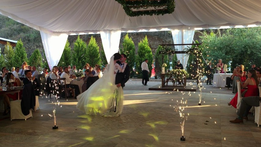 Pirotecnia en frío durante el vals novios 