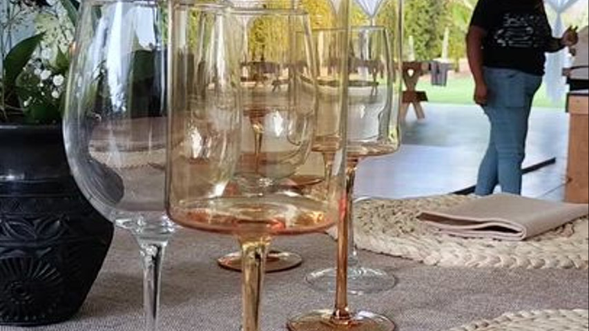 Centros de mesa con decoración aérea al fondo