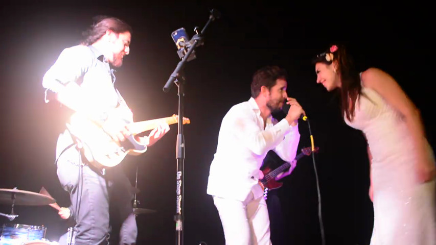 Novio cantando I love you baby, con grupo de rock