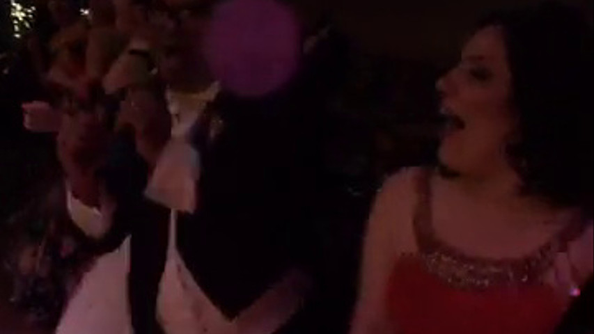 Los novios cantando con Banda Decibeles Liveshow