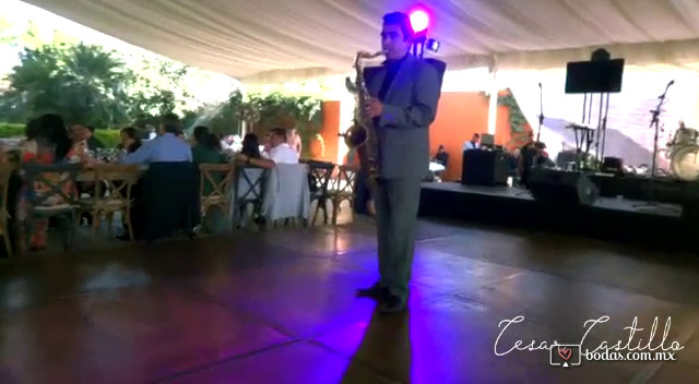 Música de saxofón.