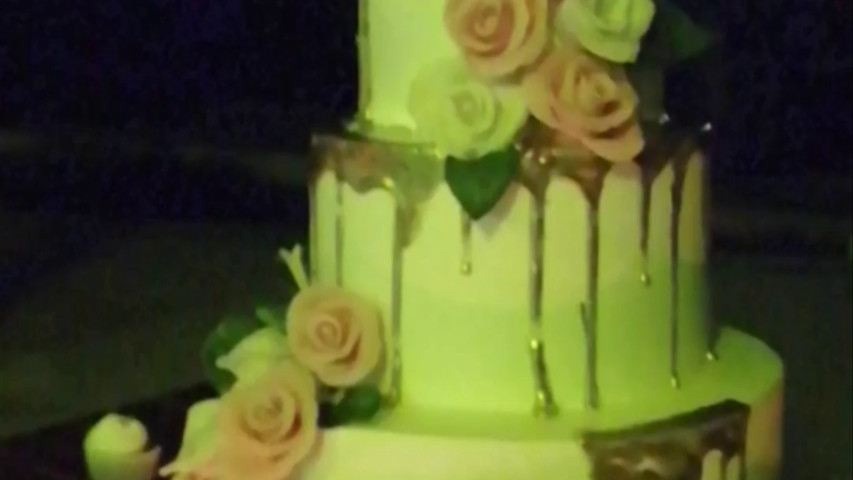Drip dorado con flores de fondant 