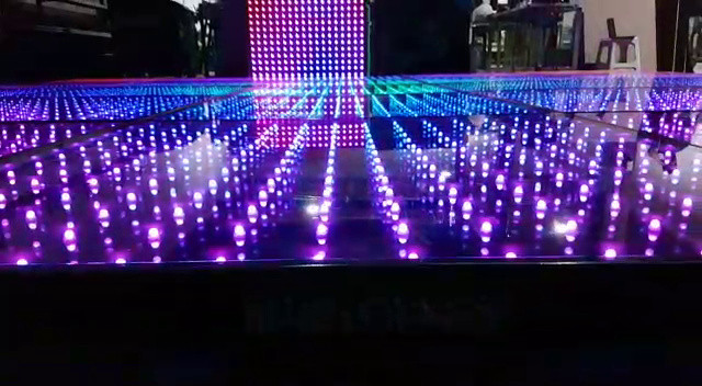 Pista iluminada con colores