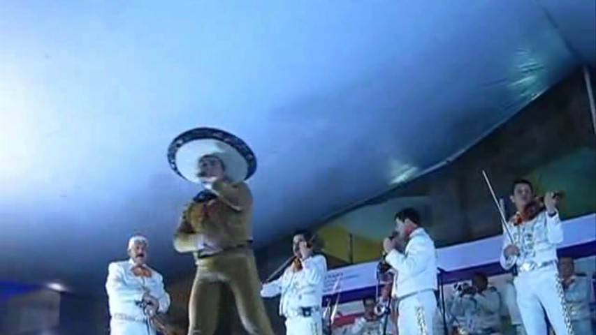 Arturo Torreblanca con el Mariachi de las Fuerzas Armadas 