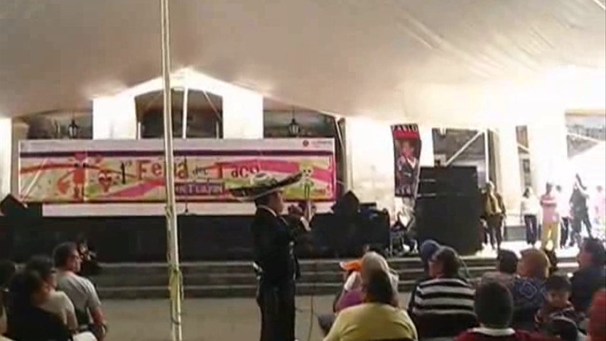 Arturo Torreblanca interpretando "De qué manera te olvido"