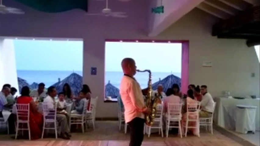 ¡Saxofonista en Ixtapa!