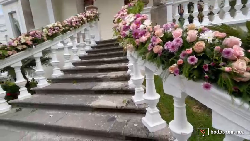 Entrada decoracion con flores en laterales