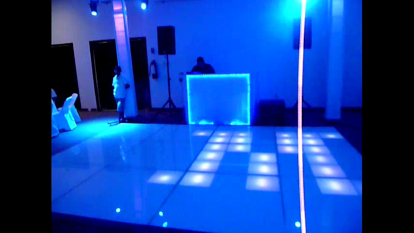 Iniciales de los novios en la pista de baile