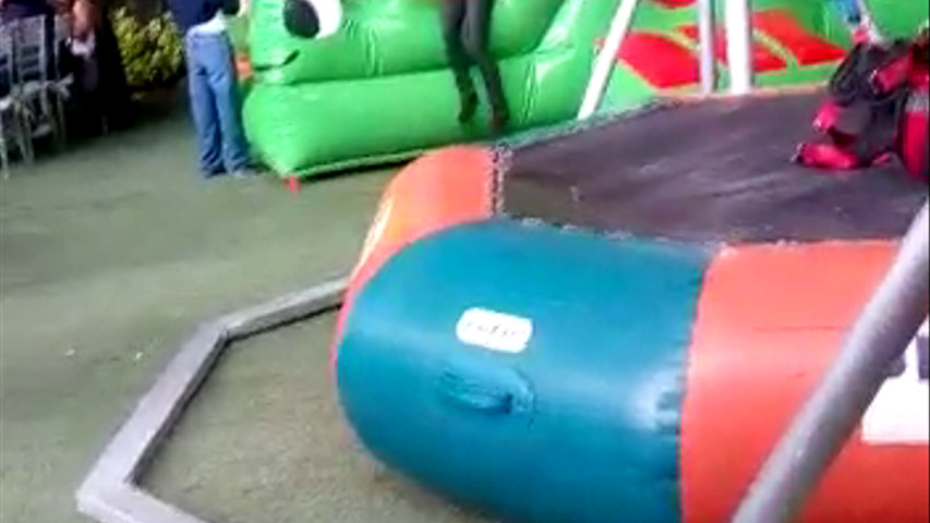 Inflable resbaladilla oruga