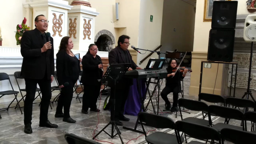 Coro canta Ave María 