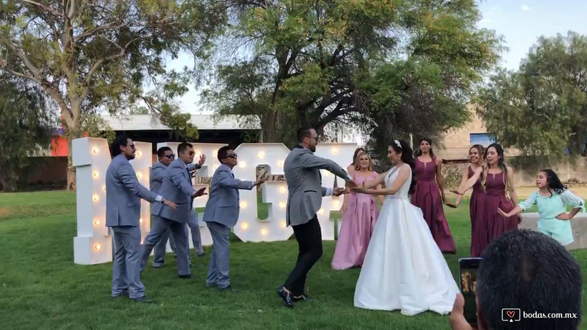 BAILE DE NOVIOS CON AMIGOS JARDIN SLP