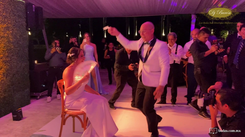 Boda momento de ramo y liga 