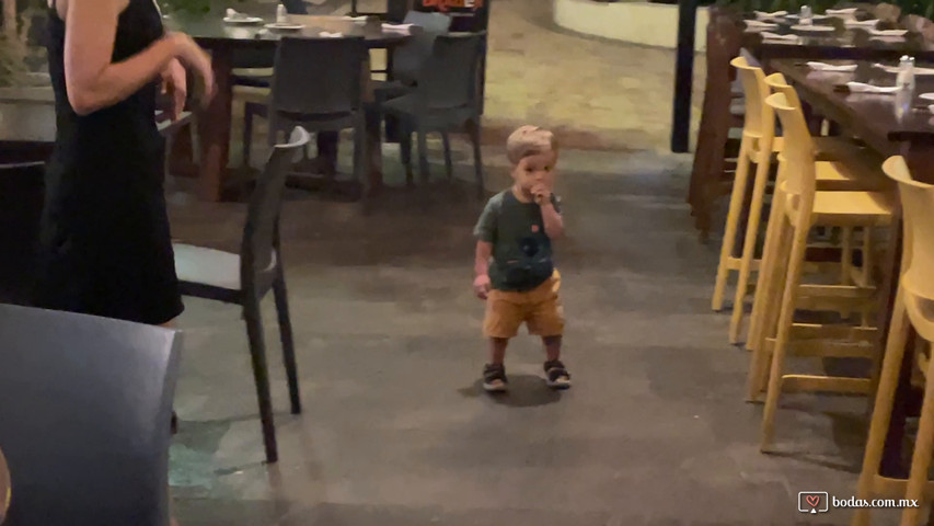 bebe gozando la musica