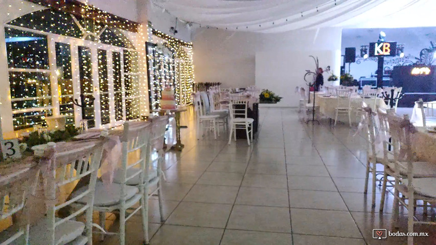 Salón montado y pista