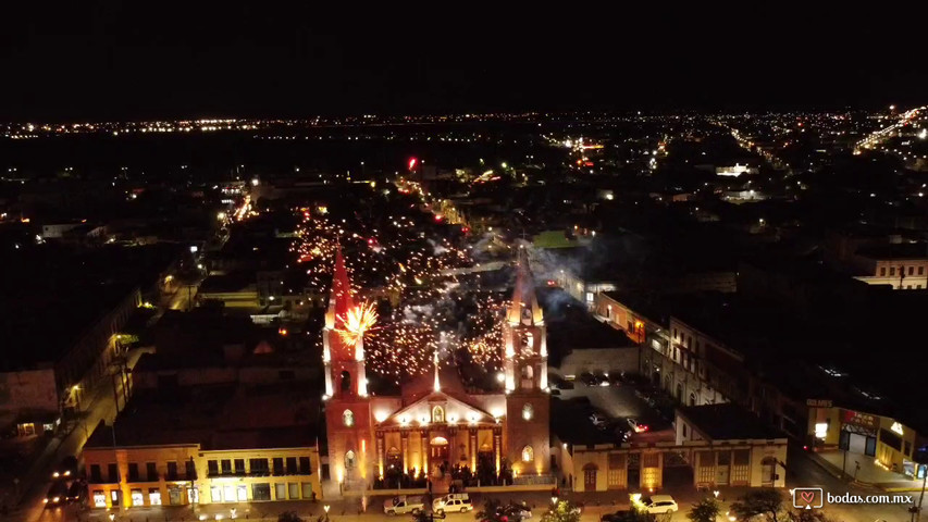 Fuegos Artificiales Aéreos y pirotecnia fria para salida de los novios. 