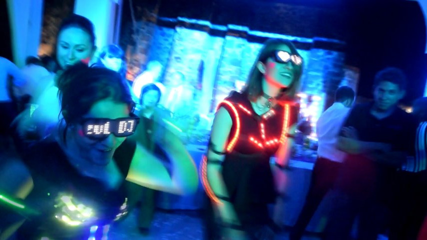 Animadoras con traje led y Disco ball man