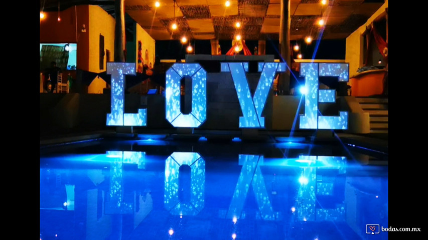 Mapping en letras love en alberca 