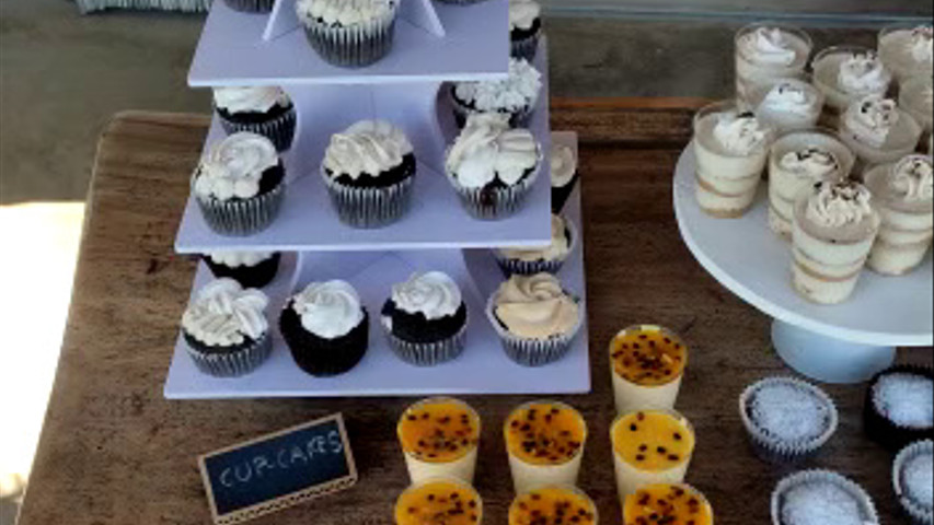 Mesa de postres de boda en la playa