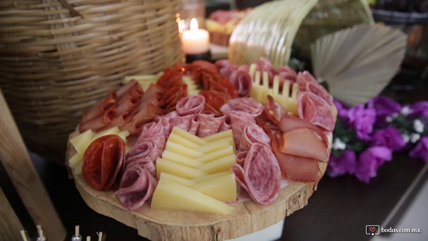 Mesa de quesos y bocadillos