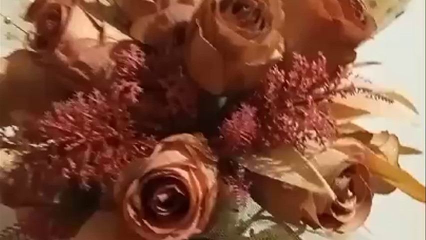 Ramo de rosas con un toque en dorado y perlas doradas 