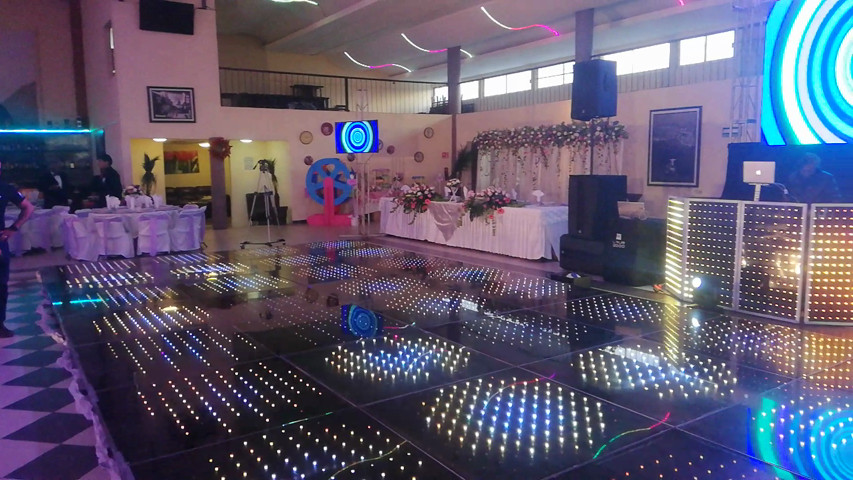 Pista de baile y cabina iluminada