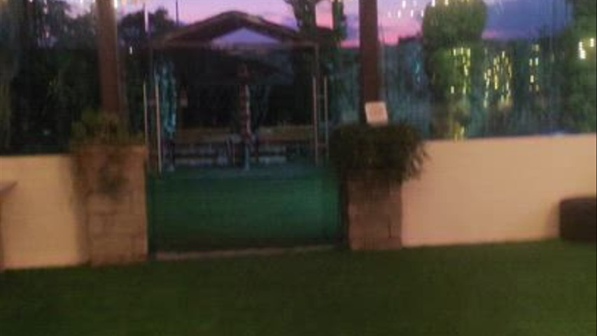 Hermoso salón jardin con paredes de cristal. 