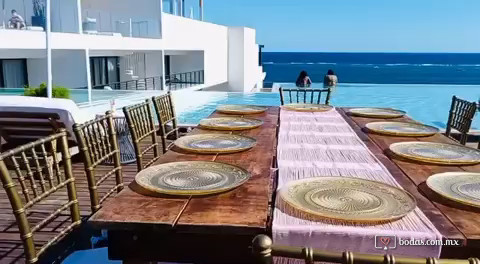 Decoración de banquete sencilla con vista al mar