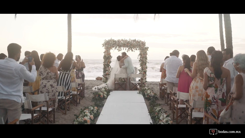 ¡Luisa y Francisco romántica y divertida boda en la playa!