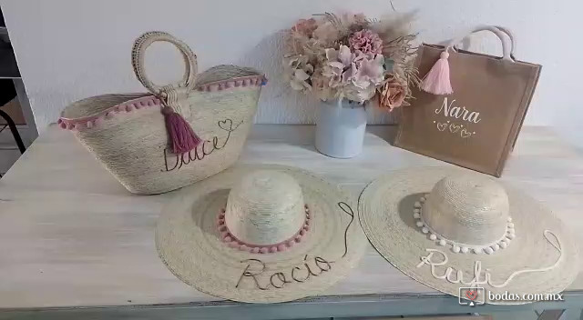 Sombreros y bolsos