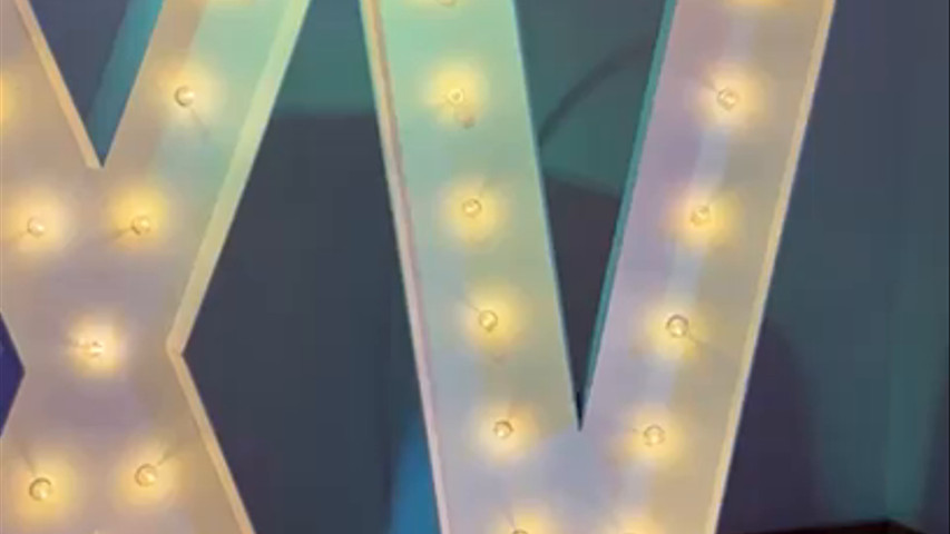Pista y letras iluminadas