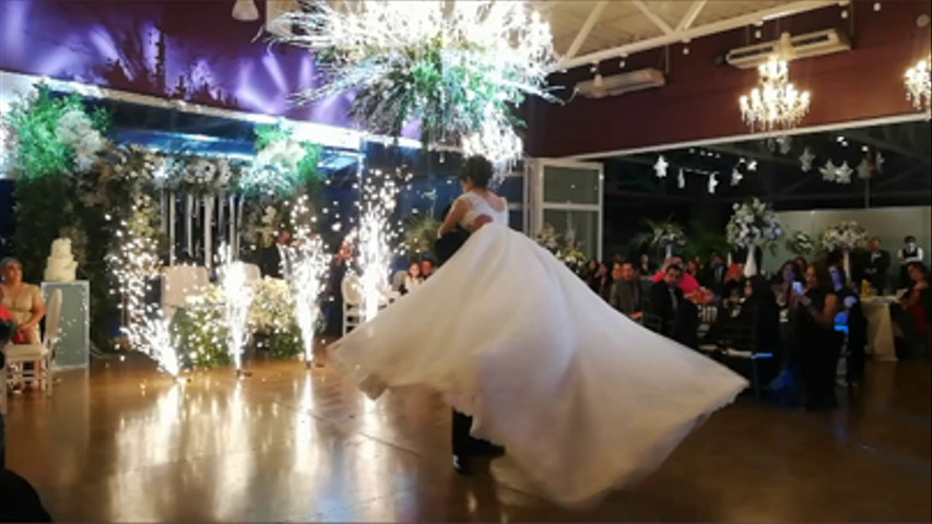 Hermoso momento en vals de novios