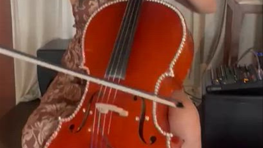 Cellista solista.